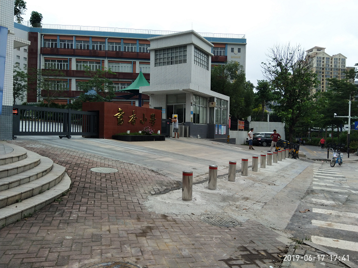 书香小学防撞柱案例