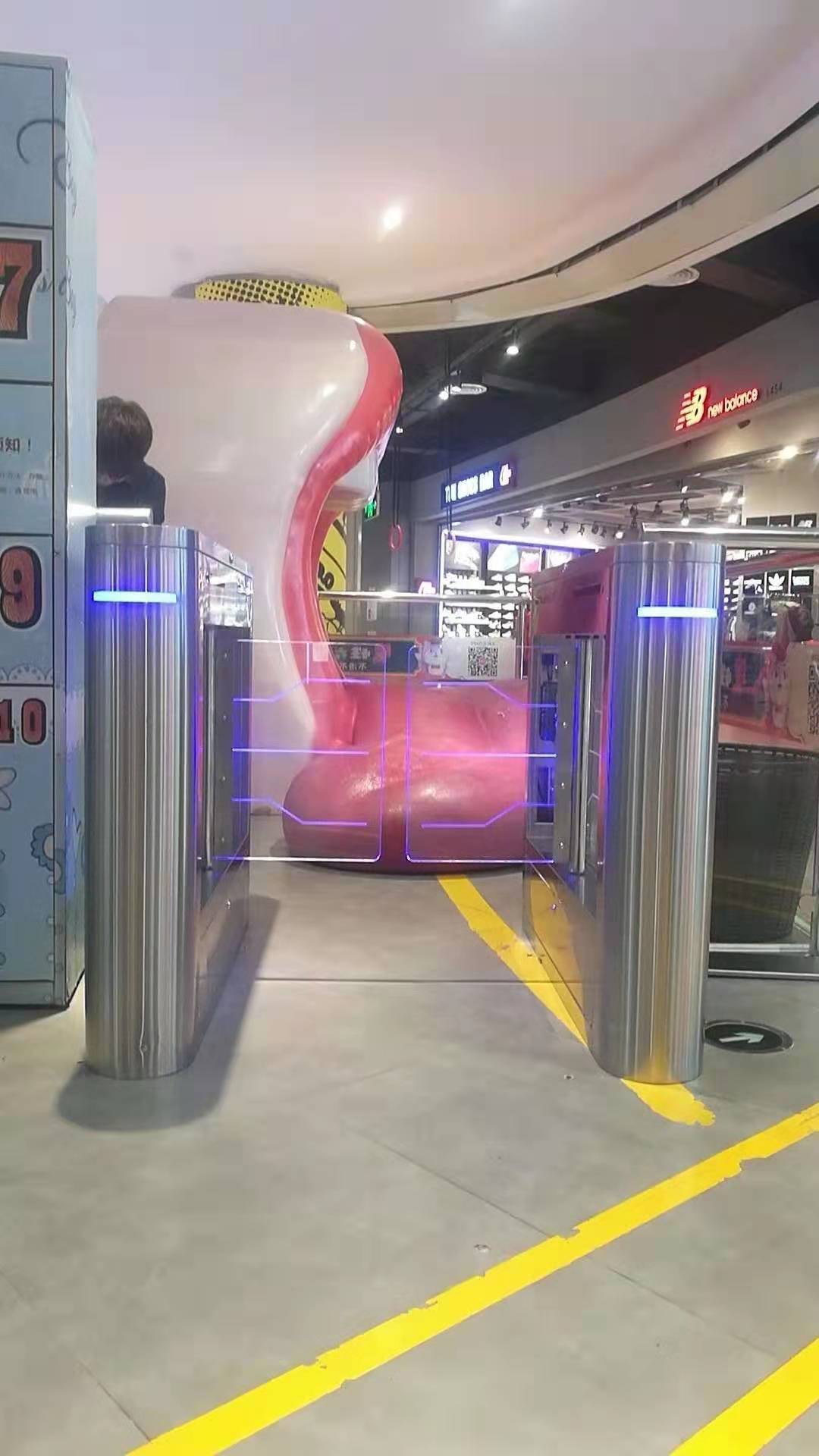 深圳龙华商场智能翼闸应用案列.jpg